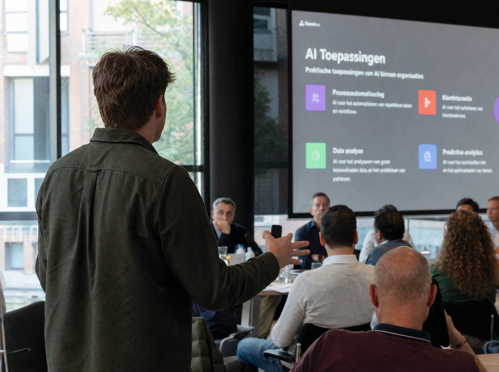 Trainer geeft een IT-training aan een groep professionals