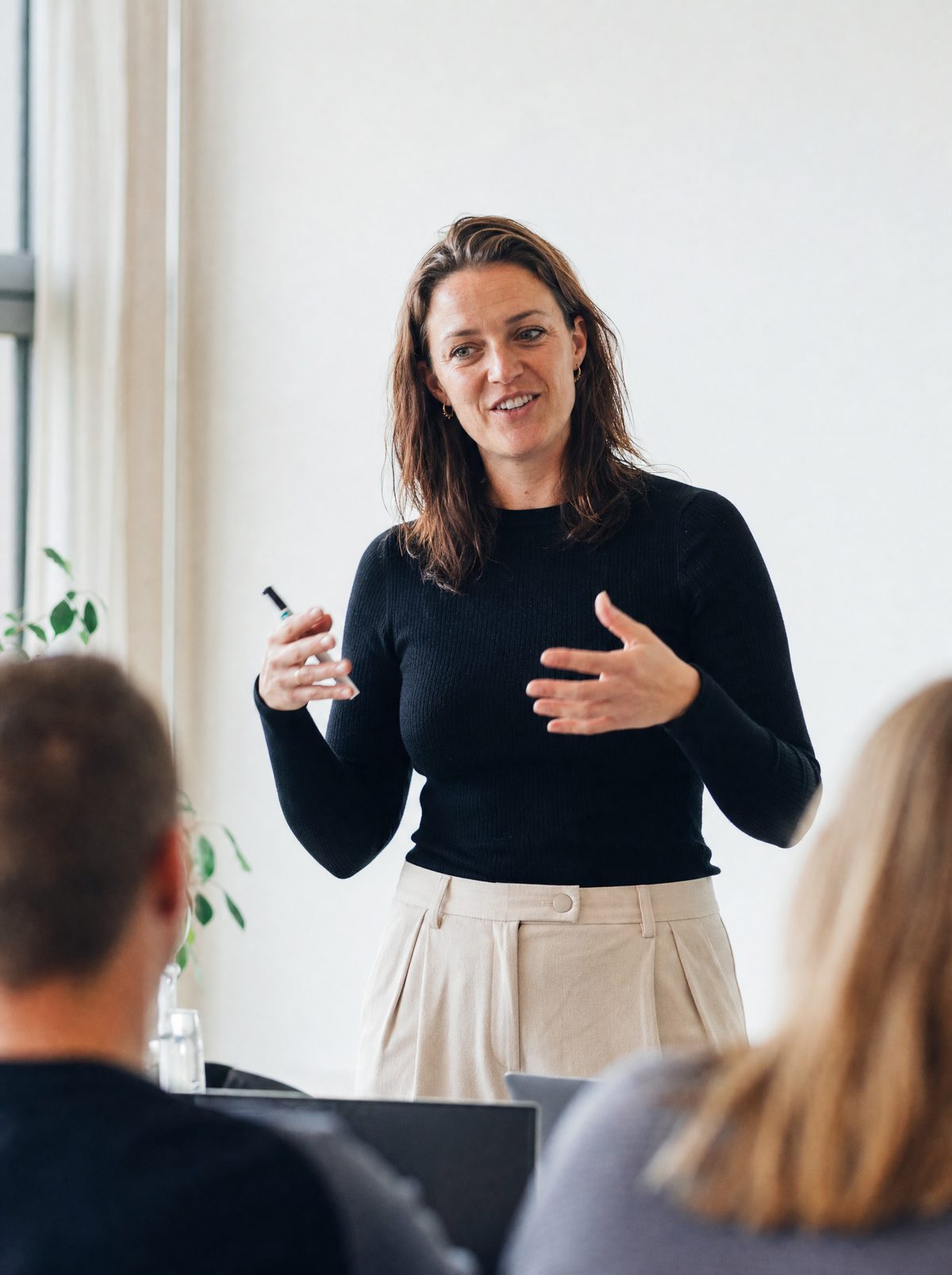 Trainer geeft een IT-training aan een groep deelnemers